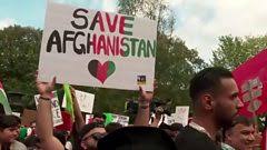 Videos captured chaotic scenes at hamid karzai international airport in kabul on sunday as thousands of people tried to flee the afghan capital after the taliban stormed the city. Zxr1qsnbwcmiom
