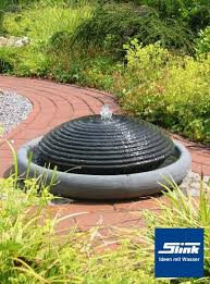 Ein Terrassenbrunnen Balkonbrunnen Mit Interessanter Formgebung Ein Kleiner Wasserquell Entspringt Oben In Der Mitte Und Gartenbrunnen Terrassenbrunnen Garten