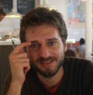 Protesten contra la MAT enfilant-se en una torre