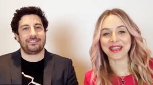 This hysterical circus of a book reminds me why we're friends. Jason Biggs Jenny Mollen Answer Each Other S Questions About Life Together In Quarantine Exclusive Whas11 Com