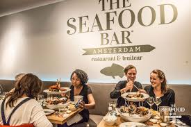Fruits De Mer Seafood Bar Combinatie Van Diverse Koude Schaal En Schelpdieren Mosselen Kokkels Vongele Scheermes Schaal En Schelpdieren Oesters Mosselen