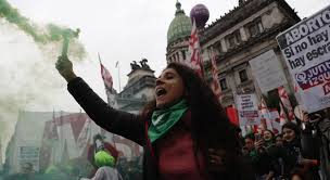 Tras meses de enconado debate que polarizó a la sociedad argentina, la. Las Jovenes Argentinas Lideran En Las Calles La Lucha A Favor Del Aborto Argentina El Pais