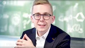 Ein alter bauernhof außerorts an einer verschlafenen landstraße. Rezo Du Alter Zerstorer Philipp Amthor Zeigt Ausschnitt Seines Antwortvideos Auf Youtuber Rezo Meedia