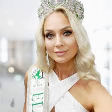 Laura Kõdar esinemas talendivoorus ja esindamas Eestit Miss Global Universe  võistlusel Singapuris.
