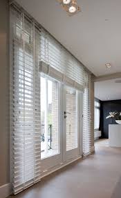 White Wooden Blind Adds Beauty To Home With Discovering Privacy Holzjalousie Jalousien Jalousien Innen