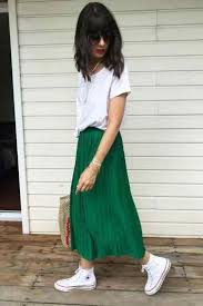 Jupe à plis simili cuir. La Tendance Jupe Baskets Idees Looks Pour L Ete La Gazetta By Chiara