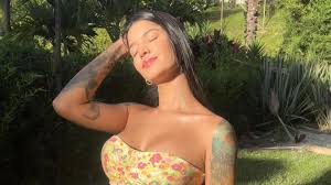 La foto de Jenn Muriel casi desnuda sobre su cama que puso a arder las  redes sociales - Soho