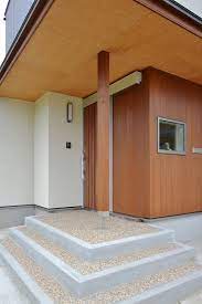 完成クリーニング後のt邸の玄関ポーチ 天井のウェルドパネル 米杉の板 玉砂利洗い出しの調和がシャープで良い感じです アルミの玄関引戸と木部の塗装の色が完璧にマッチしました メーカーの技術が素晴らしいのかアルミの玄関ドアも本物の木製品に見えてしまいます