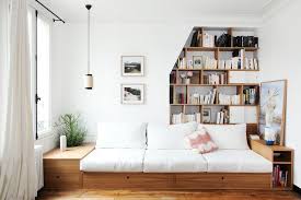 Idee Deco Une Estrade Pour Structurer Et Delimiter L Espace Une Hirondelle Dans Les Tiroirs Canape Fait Maison Canape Chambre Idee Deco