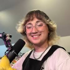 eden riley 🌻 (@peedenisonline)