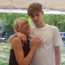 Son's heartbreaking tribute to 'beautiful mummy' who died after 11-year  cancer battle