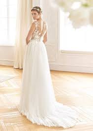Im übertragenen sinn wird auch die erscheinung von tieren zur balzzeit als brautkleid bezeichnet. Gefunden Bei Happy Brautmoden Brautkleid Hochzeitskleid La Sposa Tiefer Rucken Ruckenausschnitt Spitze Elegant Roma Kleid Hochzeit Brautmode Brautkleid