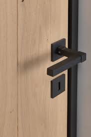 zwarte klink op houten deur binnendeuren houten deur deuren interieur