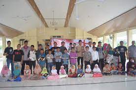 Sedangkan jika yang meninggal ibunya, anak tersebut disebut piatu. Steemians Indonesia Santuni 50 Anak Yatim Piatu Steemit