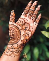Photo By 𝐁𝐑𝐎𝐖𝐍𝐇𝐔𝐄 𝐌𝐄𝐇𝐄𝐍𝐃𝐈 In Thrissur Image May Contain One Or More People And Closeu In 2020 Mehndi Designs Mehndi Designs Book Dulhan Mehndi Designs