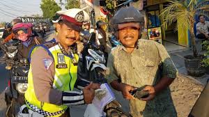 Viral 2 pemuda ini tertangkap bertinju di lampu merah. Pengakuan Polisi Di Bojonegoro Yang Razia Bapak Mertuanya Kumparan Com