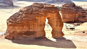 الرياض تفتح أبوابها للسياح الأجانب في وسط الرياض التاريخي يسير خمسة سياح بولنديون في قصر المصمك وهم السع saudi arabia tourism world heritage sites tourist