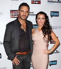 When fans of the real housewives of beverly hills think of richards' relationship, they likely only think of her husband, mauricio umansky. Rhobh S Kyle Richards Looks Unrecognizable As She Poses With Husband Mauricio In Sweet Throwback From Their Twenties
