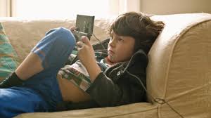 Imagenes sobre un niño jugando con los videojuegos : Un Estudio Muestra Que Los Videojuegos Pueden Afectar La Concentracion