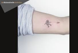 Tatuagens Masculinas Pequenas Confira Belas Imagens E Desenhos Dicionario De Simbolos Uma ideia bem ousada e fazer uma tatuagem no pescoco. tatuagens masculinas pequenas confira