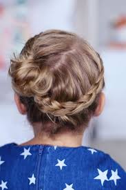 Flechtfrisuren Kinder Hochsteckfrisur Geflochtener Haarkranz Geflochtene Frisuren Flechtfrisuren Kinderfrisuren