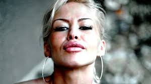 Ce s-a ales de Eva Kent, blonda concediată de Dan Capatos pentru că  întârzia la emisiune. Din ce îşi câştigă acum banii