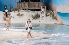Le grand palais, avec sa nef exceptionnelle qui abrite nos défilés, est pour chanel beaucoup plus qu'un simple. Karl Lagerfeld Built A Beach In The Grand Palais For Chanel S S S 19 Show Buro 24 7