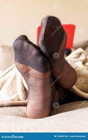 Ein Porträt Einer Frau Füße Tragen Schwarz Nylon Strümpfe Oder Strumpfhose  Mit Verstärkung Zehen Auf Einer Gemütlichen Couch Im Wo Stockfoto - Bild  von nylons, schlauch: 216405106
