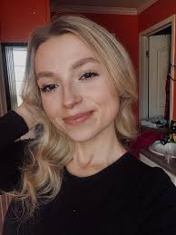 Objects in photos are happier than they appear 😅