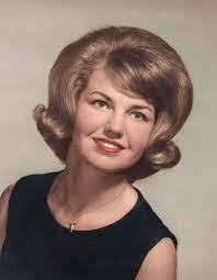 Carolyn Manion's Instagram, Twitter & Facebook