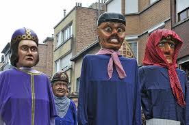 L'expression « après avoir achevé le cours de sa vie terrestre » utilisée par le pape, laisse ouverte la question de savoir si la vierge marie est morte avant son assomption, ou si elle a été élevée avant la mort. Fetes Du 15 Aout En Outremeuse C Ville De Liege Tourisme M Verpoorten