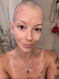 BIEN DECIA BORGES "–EXTRAÑAR es una cosa que se siente aquí –me dijo mi  madre mientras se tocaba el centro del pecho– es un sentir raro, como si  los recuerdos se te