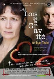 Le sujet peu commun aurait pu donner lieu à un superbe huis clos, mais son traitement laisse perplexe. Les Lois De La Gravite A La Manufacture Des Abbesses Artistikrezo