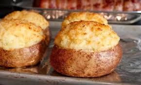 Wow Ces Pommes De Terre En Robe Des Champs Ont Sorti Leur Robe De Bal Best Baked Potato Baked Potato Baking