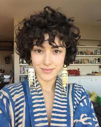67 Cute Short Haircuts For Women In 2019 Coiffures Courtes Frisees Coiffure Courte Coiffures Courtes Bouclees