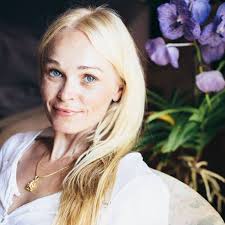 Lauren Falconer's Instagram, Twitter & Facebook