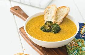 Sopa cremosa de legumes vegana com leite de coco