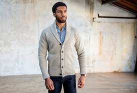 Le gilet est un basique indispensable dans le dressing d'un homme. Les 9 Meilleures Marques De Cardigans Homme Pour 2021