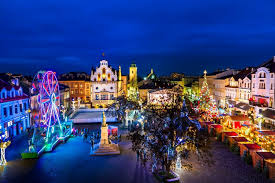 Rynek to serce rzeszowskiej starówki, stanowi centralny punkt zabudowy staromiejskiej rzeszowa od której zaczyna się zwiedzanie miasta. Bozonarodzeniowy Jarmark Na Rzeszowskim Rynku Juz Swiatecznie Biznes I Styl