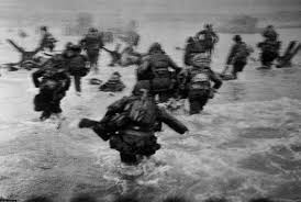 De très nombreuses photographies, le plus souvent publiées à des fins de propagande, témoignent de la préparation et du le troisième cliché a été pris au moment de l'arrivée des premiers fantassins américains, le matin du 6 juin 1944. 6 Juin 1944 Le Debarquement De Normandie Herodote Net