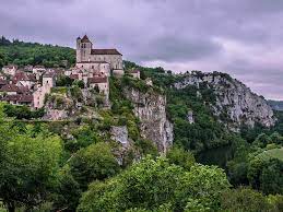 Perched on a cliff three hundred … Que Ver En Saint Cirq Lapopie El Pueblo De Francia Que Enamora