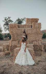 Qualité et petits prix garantis, il ne vous reste plus. Casual Lightweight A Line Wedding Dress With Vintage Lace Details All Who Wander Bridal