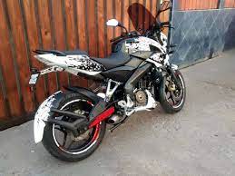 It is available in only one variant and 2 colours. Bajaj 200 Ns Tuning Motocicletas Pulsar Stickers Para Motos Pulsar Motos