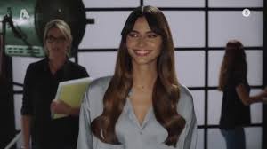 Ο μάνος (παναγιώτης εξαρχέας) μπλέκει σε έναν άγριο καυγά με τον φίλο της μαρίνας (μαρίνα σάττι) με αποτέλεσμα να οδηγηθεί στο νοσοκομείο. Marina Satti Biografia Biografiko Ishow Gr