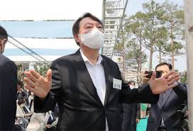 3개월의 잠행을 끝내고 이날 독립운동가 우당 이회영 선생 기념관 개관식에 참석한 윤 전 총장은 대권 도전과 국민의힘 입당에 대해 기대와 우려를 다 안다면서 지켜봐 달라고 답했다. Zdnsylagbbadqm