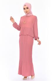 Sefamerve, her zevke uygun model ve renk çeşitliliği ile tesettür etek, elbise, pantolon, bluz modellerini tesettür giyim alanında sizlere sunuyor. Kleid Mit Plisee 81679 04 Puder Rosa 81679 04 Sefamerve