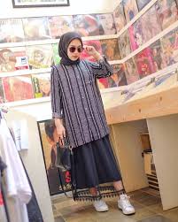 Apabila anda sedang mencari 643 gamis terbaru motif salur garis miata anda sudah berada di toko online yang tepat untuk menemukannyamodel 643 gamis terbaru motif salur garis miata ini merupakan pilihan yang tepat jika anda sedang mencari baju gamis terbaru. Suka Motif Garis Garis 10 Ide Padu Padan Ala Hijabers Ini Bisa Jadi Inspirasimu Tampil Lebih Manis