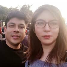 En la NASA, tienen colgado un cartel de unas abejas donde se lee lo  siguiente: “Aerodinámicamente el cuerpo de una abeja no está hecho para  volar; lo bueno es que la abeja