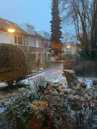 Het noordoosten van de verenigde staten lag deze ochtend onder een dikke laag sneeuw, en het bleef sneeuwen. Groningers Grappen Over Lichte Sneeuwval In De Provincie Rtv Noord