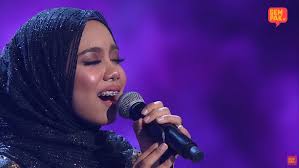 Sarah membawakan lagu awan yang terpilu dan single terbaru berjudul nyawa dan raga nyata membawa tuah buat penyanyi ini apabila berjaya merangkul wang tunai berjumlah rm100,000 dan. Big Stage Sarah Suhairi Bolot Rm100k Sebagai Juara Sinar Hairan